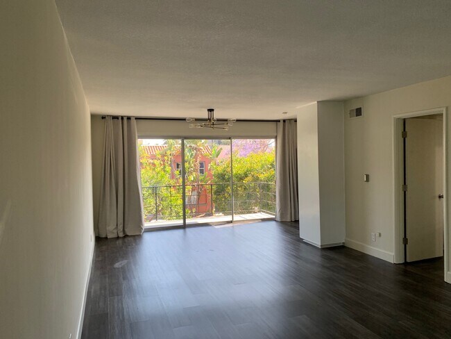 Living / Dining - 1329 E 1st St