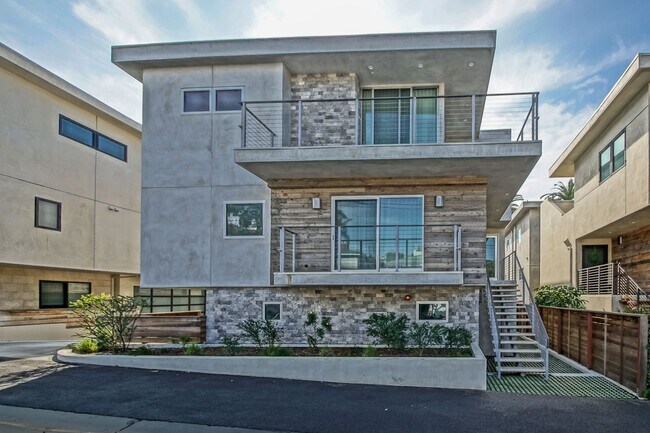 Foto del edificio - NEWER, LUXURIOUS & MODERN, 2920 SQ FT HOME W/ HIGH END DETAILS, AMAZING DECK/BALCONY SPACE, 2-CAR...