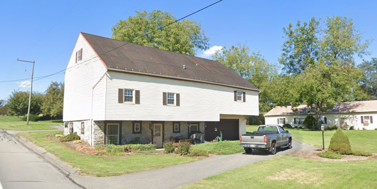 Front view of the entire barn. - 348 Penn St