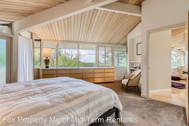 Foto del edificio - 4 br, 3.5 bath House - 450 College Ave