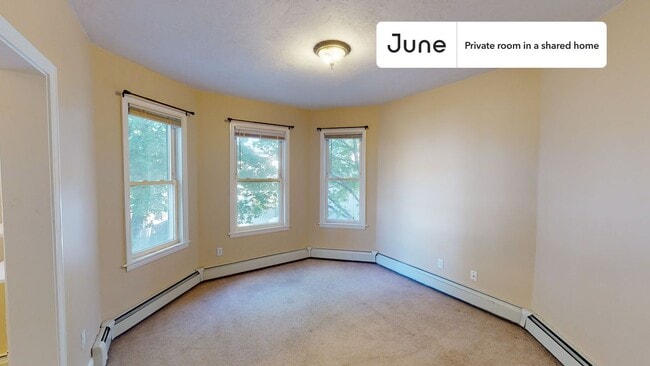 Foto del edificio - Private bedroom in 3 bed/1 bath Home