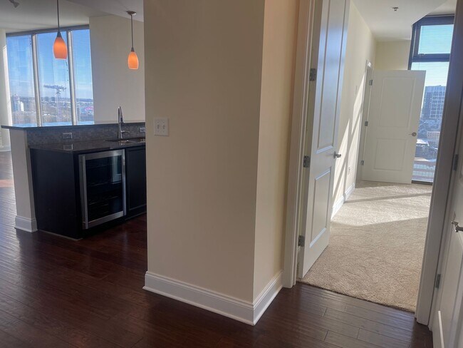 Building Photo - Spacious 2 Bedroom Corner Unit in Sought After Luxurious Highrise