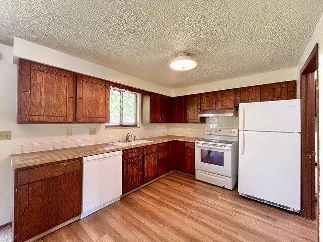 Foto del edificio - 2 Bedroom, 1 Bath Ranch Duplex, with attached 1 Car Garage in Loveland, CO
