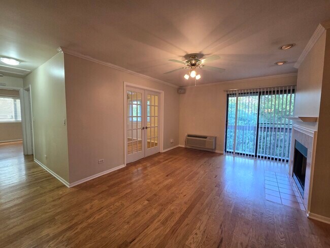 Building Photo - 800 N Lakeside Dr