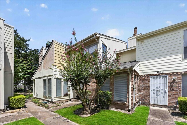 Foto del edificio - 7866 Green Lawn Dr