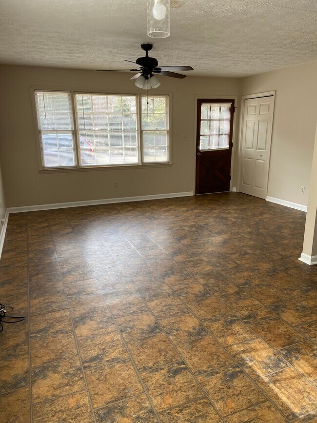LIVING ROOM - 595 Chulio Rd SE