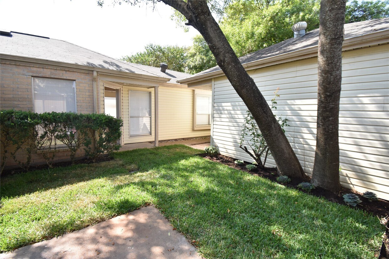Building Photo - 4023 Summit Valley Dr