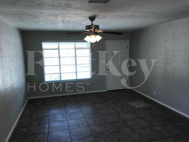Foto del edificio - 1205 W Highland Ave