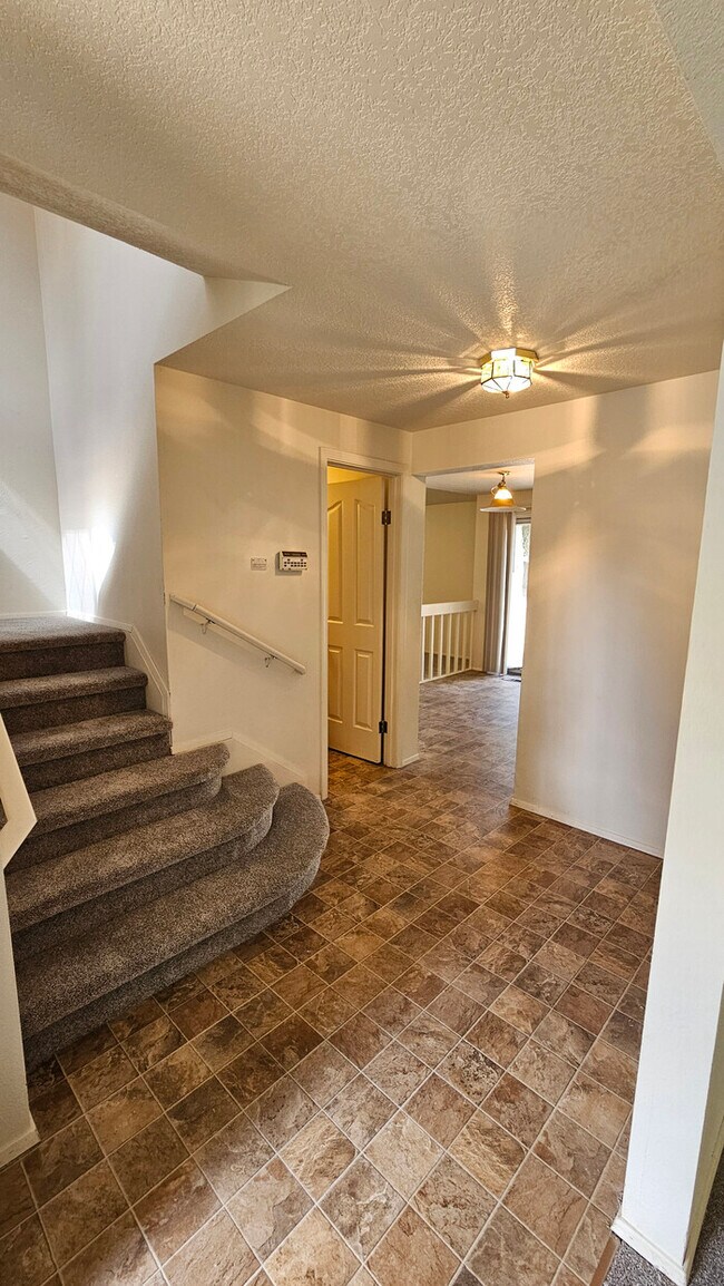 Foto del edificio - 2 story home in the Puyallup close to shopping