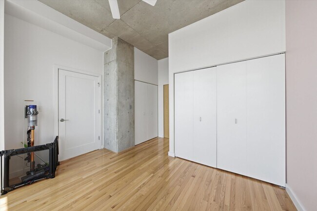 Building Photo - South Loop Condo 2BR + Garage Parking Included