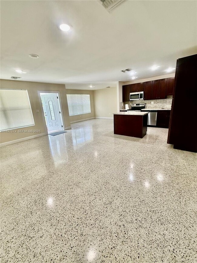 Foto del edificio - 9740 Sterling Dr