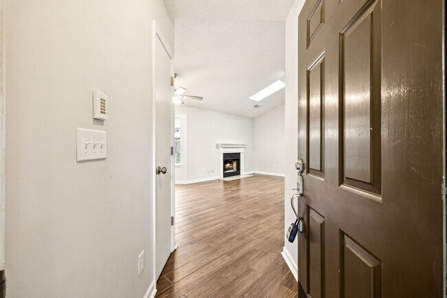Foto del edificio - Welcome to this beautifully remodeled sing...