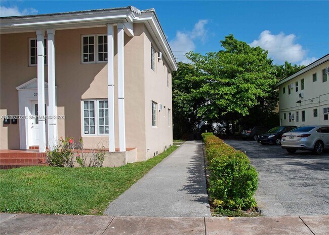Building Photo - 233 Madeira Ave