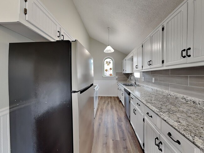 Foto del edificio - Charming 3BR Home for Rent in Pleasant Valley – Garage, Fenced Yard & Finished Basement