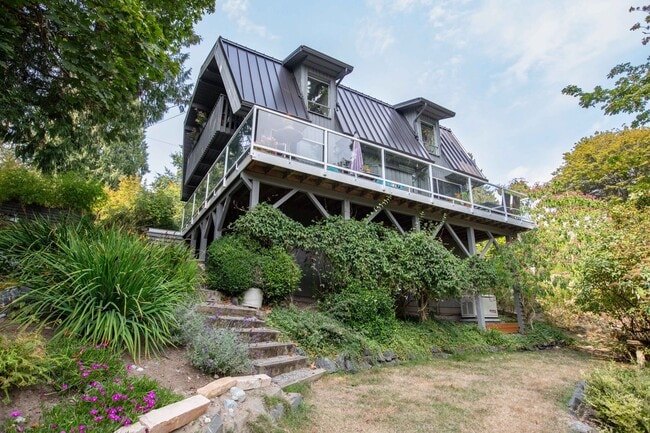 Building Photo - Gorgeous Custom Home!  Pet friendly and La...