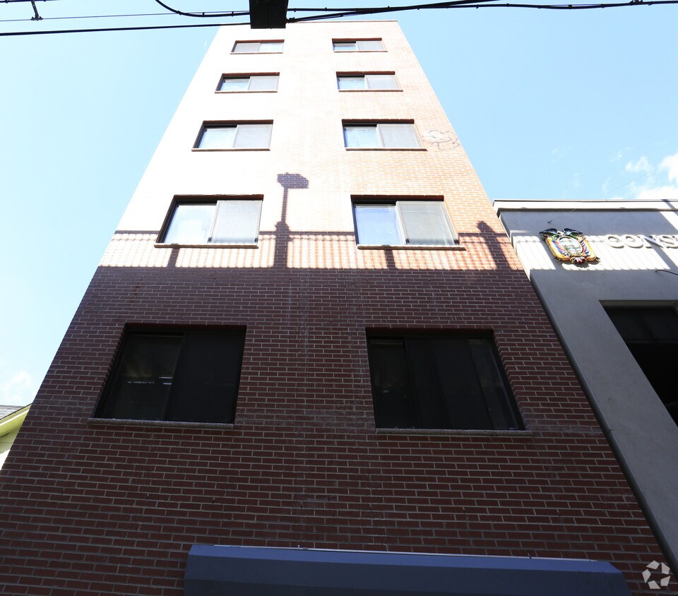Primary Photo - 67-19 Roosevelt Ave