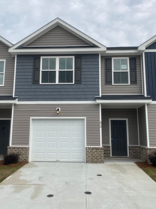 Foto principal - Brand New Townhome!