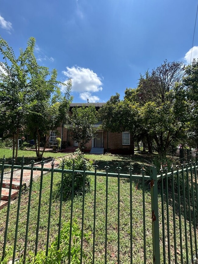 Building Photo - 650-654 W NEELY ST
