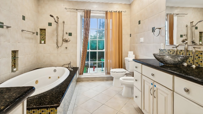 Building Photo - 126 Rue De La Paix