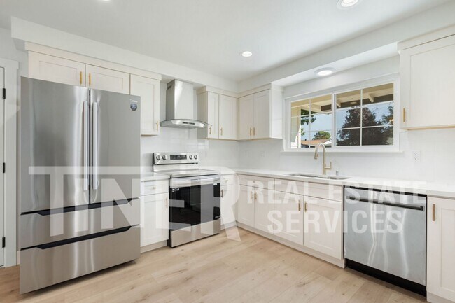 Building Photo - Beautifully Updated Home in Great Location