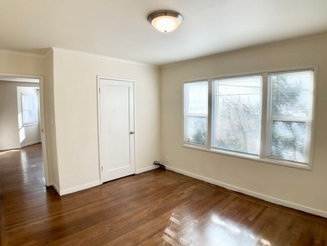 Foto del edificio - RENOVATED Top Floor. DISHWASHER! ON-SITE LAUNDRY! HARDWOOD!