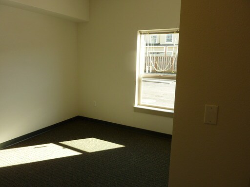 Building Photo - 2430 Lakeview Dr