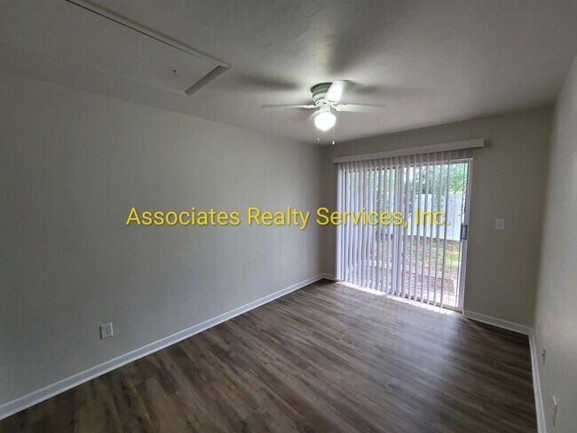 Building Photo - Move in Special! NW Gainesville