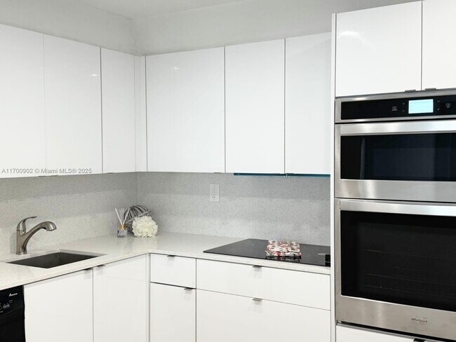 Foto del edificio - 18151 NE 31st Ct