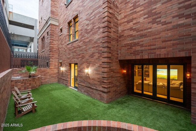 Foto del edificio - 50 W Palm Ln