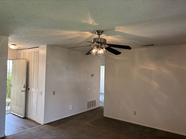 Building Photo - Cozy Cul-De-Sac Home