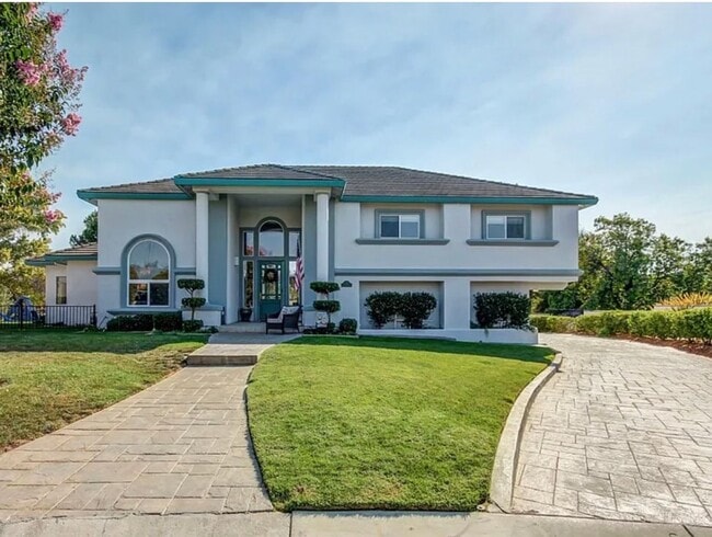 Building Photo - 4 Bedroom, 3 Bath Home in Ridgemark Golf & Country Club
