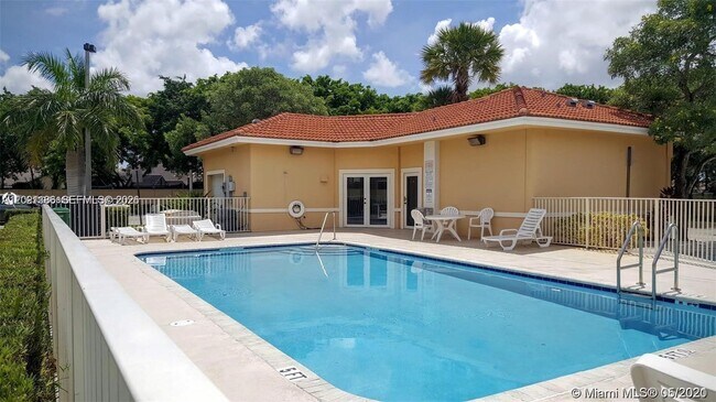 Foto del edificio - 9909 Westwood Dr