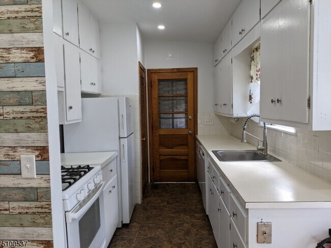 Foto del edificio - 879 Vosseller Ave
