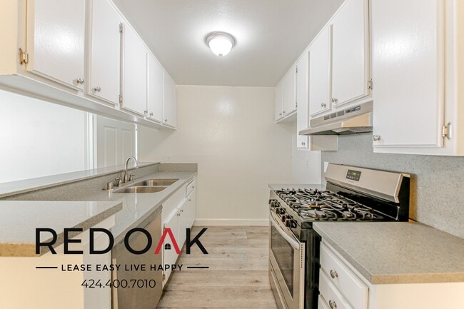 Building Photo - Beautiful and Bright Two Bedroom with Spac...