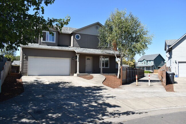 Foto del edificio - Large 4 bedroom two story home located on a dead end st.