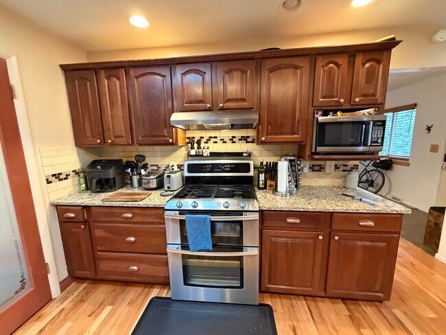 Building Photo - Quiet Ranch Retreat Steps from Light Rail with Finished Basement & Designer Kitchen
