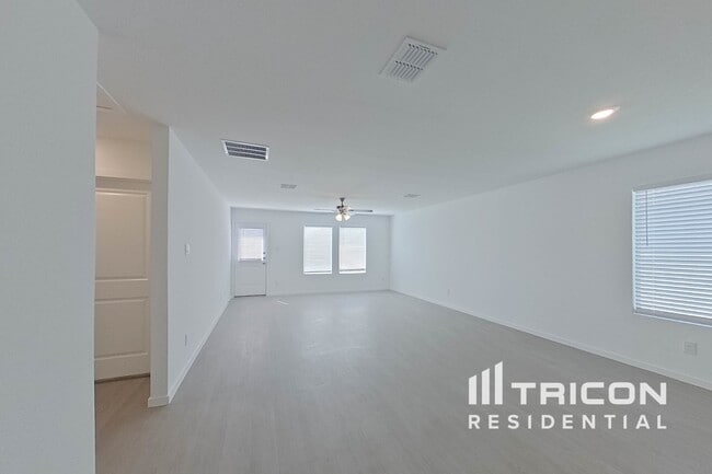 Foto del edificio - 814 Ginkgo Wy