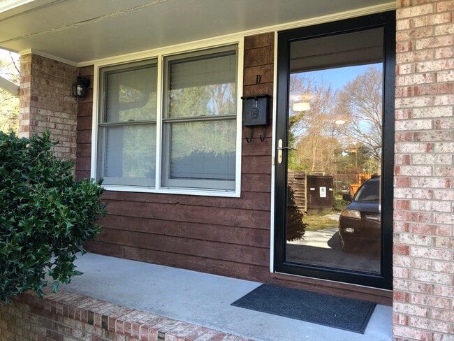 Porche delantero - 901 N Greensboro St