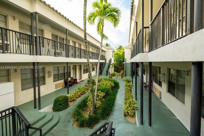 Building Photo - 974 Biarritz Dr