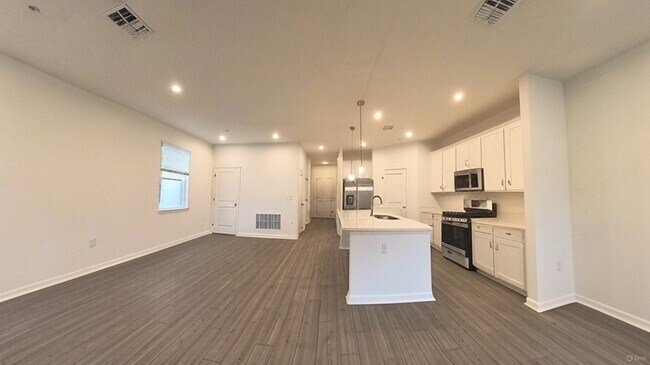 Building Photo - 550 Orient Ave