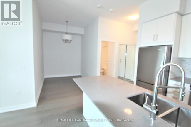 Photo du bâtiment - 4055-4055 Parkside Village Dr