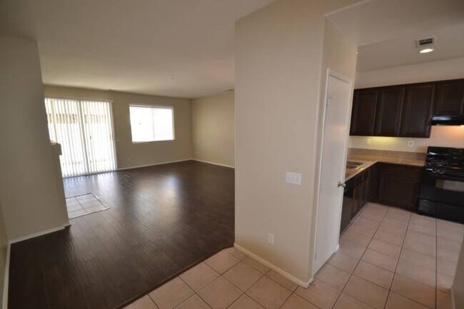 Foto del edificio - 1223 W Holguin St