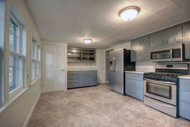 Building Photo - 3-bedroom home in Urbana available NOW!