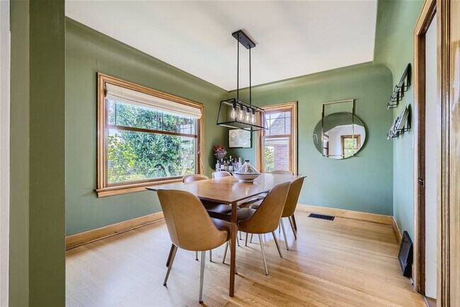Building Photo - Luxurious and Lightly Furnished 3 Bed Ball...