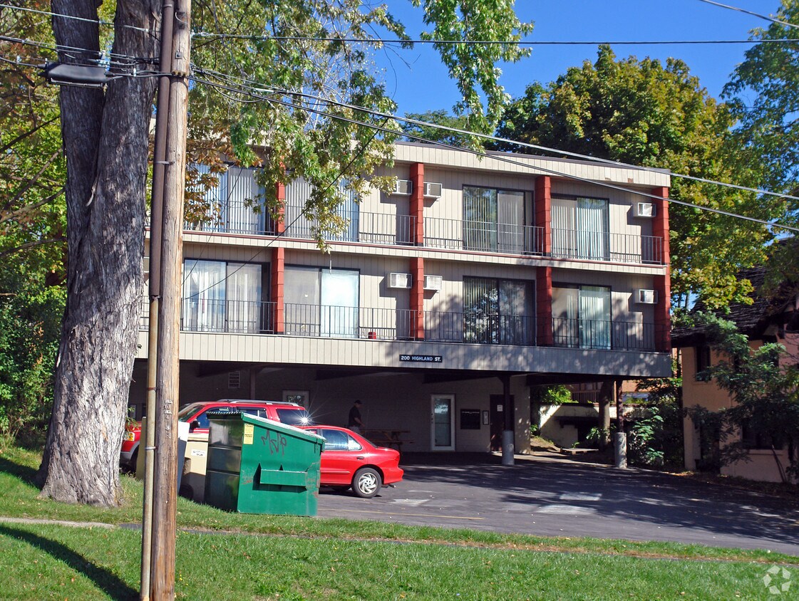 Primary Photo - 200 Highland St