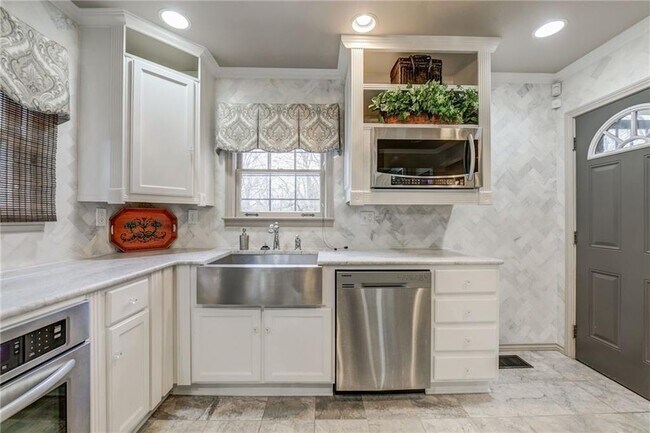 Building Photo - 5250 Mimosa Dr