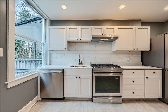 Building Photo - 3 beds 1.5 Baths | $1650 | 1642 Ashburton ...