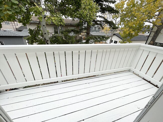 Photo du bâtiment - 4324 Bowness Rd NW