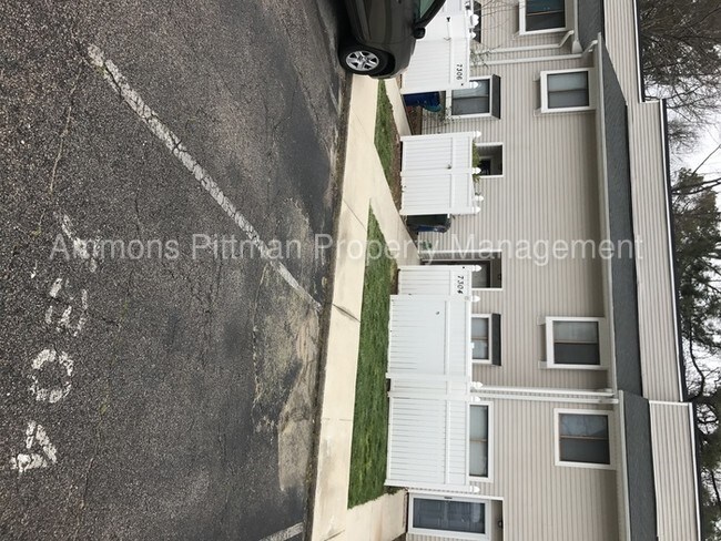 Building Photo - town home style condo