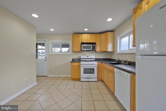 Foto del edificio - 244 Pomona Ave